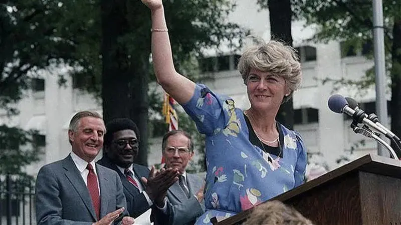 Geraldine Ferraro dalam kampanye di Mississippi, Amerika Serikat (AS) pada tahun 1984. Di belakangnya (kiri) adalah Walter Mondale. (Dok. AP)