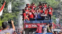 Lautan manusia tumpah ruah menyambut pawai PSM Makassar untuk merayakan gelar juara Piala Indonesia 2018 di Makassar, Rabu (7/8/2019) sore. (Bola.com/Abdi Satria)