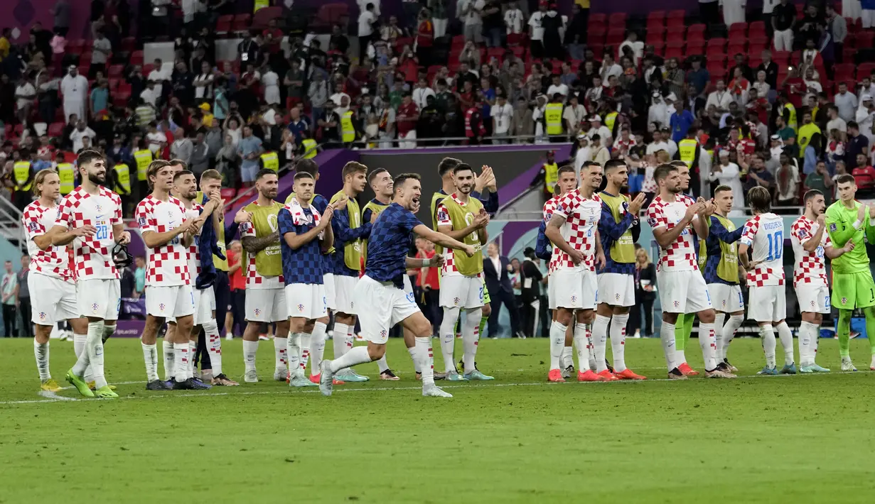 Pemain Kroasia menyapa para penggemar di akhir pertandingan grup F Piala Dunia antara Kroasia dan Belgia di Stadion Ahmad Bin Ali di Al Rayyan, Qatar, Kamis (1/12/2022). Hasil imbang ini membuat Kroasia finis posisi kedua dan lolos ke babak 16 besar bersama Maroko. (AP Photo/Luca Bruno)