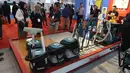 Pengunjung melihat produk selama pameran Expo Clean dan Expo Laundry 2018, Jakarta, Selasa (27/3). Pameran tersebut merupakan pameran dagang yang menampilkan produk dan jasa dalam industri cleaning dan laundry. (Liputan6.com/Angga Yuniar)