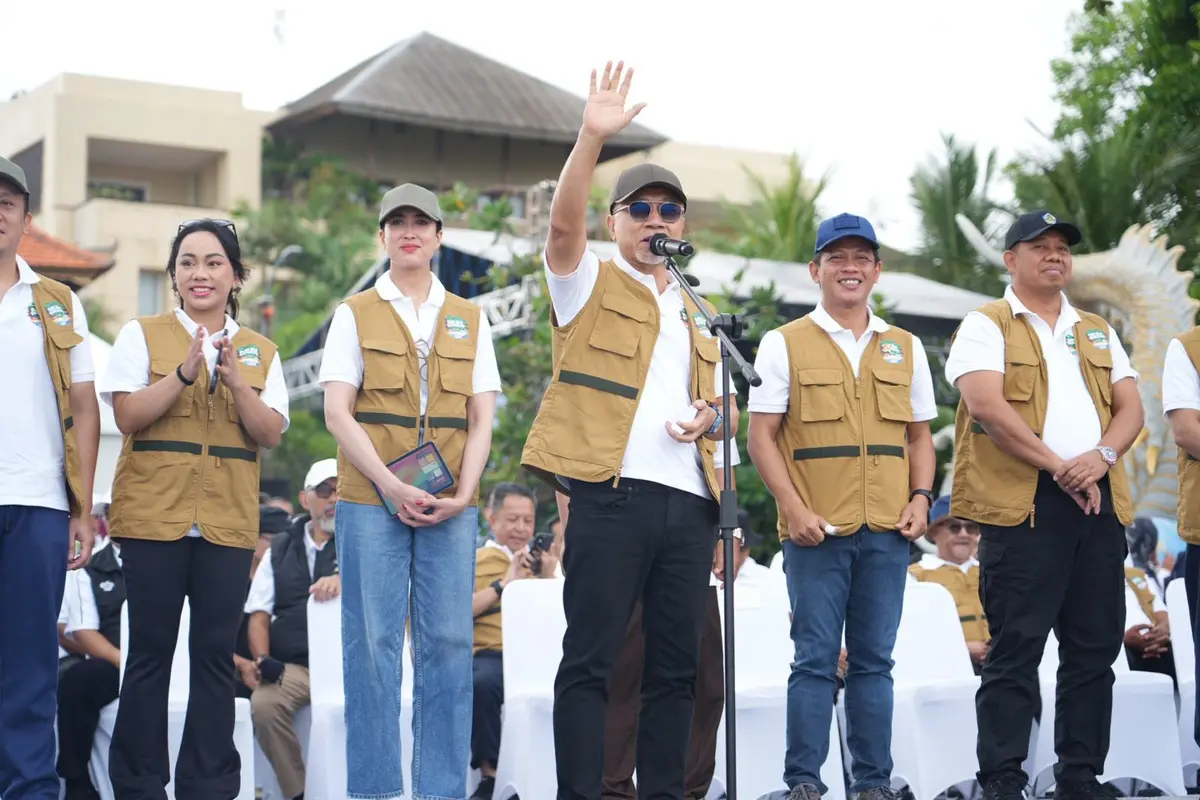 Menteri  Koordinator Bidang Pangan Zulkifli Hasan (Zulhas) saat menghadiri acara Aksi Bersih Sampah Laut, Pantai Kuta, Bali, Sabtu (4/1/2025).