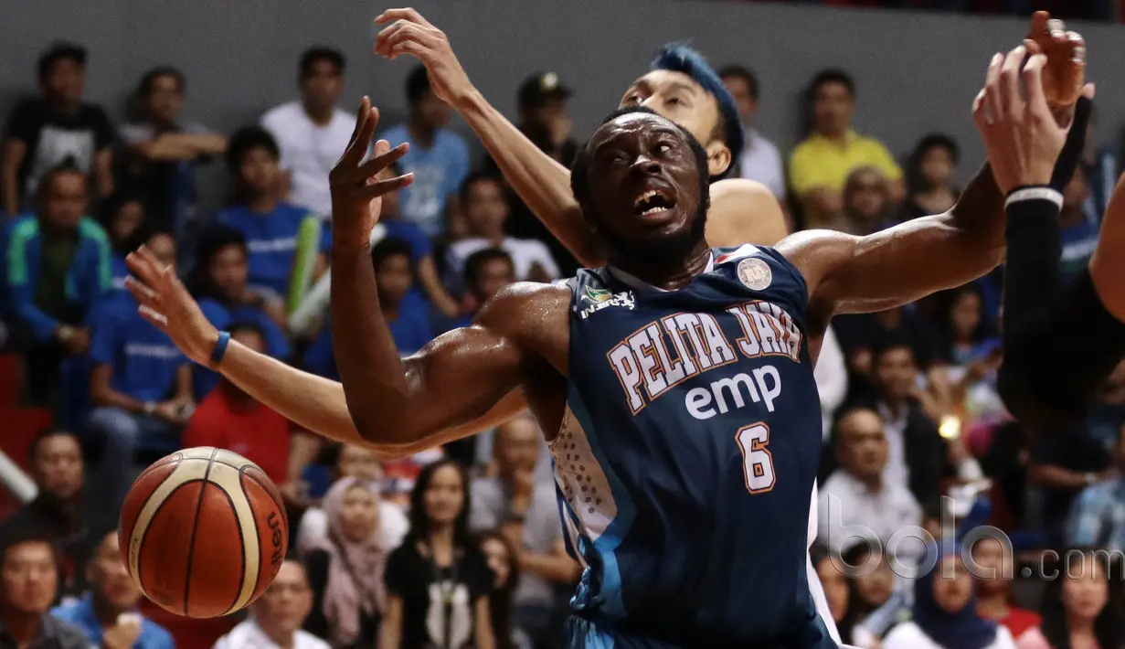 Pemain Pelita Jaya, Mortavious Irving saat berduel dengan pemain Satria Muda pada gim kedua final IBL 2017 di di Britama Arena, Kelapa Gading, Sabtu (6/52017). Satria Muda menang 83-63. (Bola.com/Nicklas Hanoatubun)