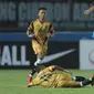 Pemain Persib Bandung, Oh In-kyun menghindari terjangan pemain Mitra Kukar, Hendra Bayauw pada laga Liga 1 Indonesia di GBLA, (8/4/2018). Persib Bandung menang 2-0. (Bola.com/Nick Hanoatubun)