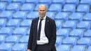 Pelatih Real Madird, Zinedine Zidane menyaksikan pemainnya bertanding melawan Manchester City pada leg kedua babak 16 besar Liga Champions di Etihad Stadium, Inggris (7/8/2020). City menang tipis 2-1 dan melaju ke perempat final unggul agregat 4-2 atas Madrid. (Peter Powell/Pool Photo via AP)