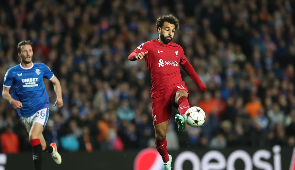 Penyerang Liverpool, Mohamed Salah mengontrol bola saat bertanding melawan Rangers selama pertandingan lanjutan Grup A Liga Champions di stadion Ibrox di Glasgow, Skotlandia, Kamis, 13 Oktober 2022. Salah mencetak tiga gol dan mengantar Liverpool menang telak atas Rangers 7-1. (AP Photo/Scott Heppell)