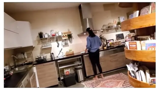 6 Potret Dapur Paula Verhoeven, Minimalis Serba Kayu