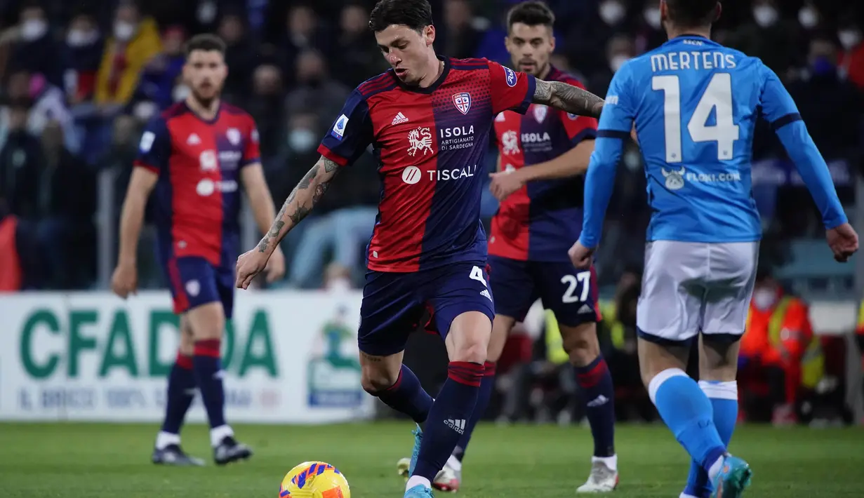 Gelandang Cagliari, Daniele Baselli mengontrol bola saat bertanding melawan Napoli pada pertandingan lanjutan Liga Serie A Italia di stadion Unipol Domus di Cagliari, Italia, Selasa (22/2/2022). Napoli bermain imbang atas Cagliari 1-1. (Alessandro Tocco/LaPresse via AP)
