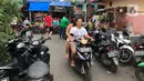 Sejumlah sepeda motor terparkir di sekitar Jalan Kebon Pala II, Jakarta, Selasa (25/2/2020). Banjir yang merendam kawasan tersebut menyebabkan warga mengungsikan kendaraannya ke tempat yang lebih tinggi. (Liputan6.com/Immanuel Antonius)