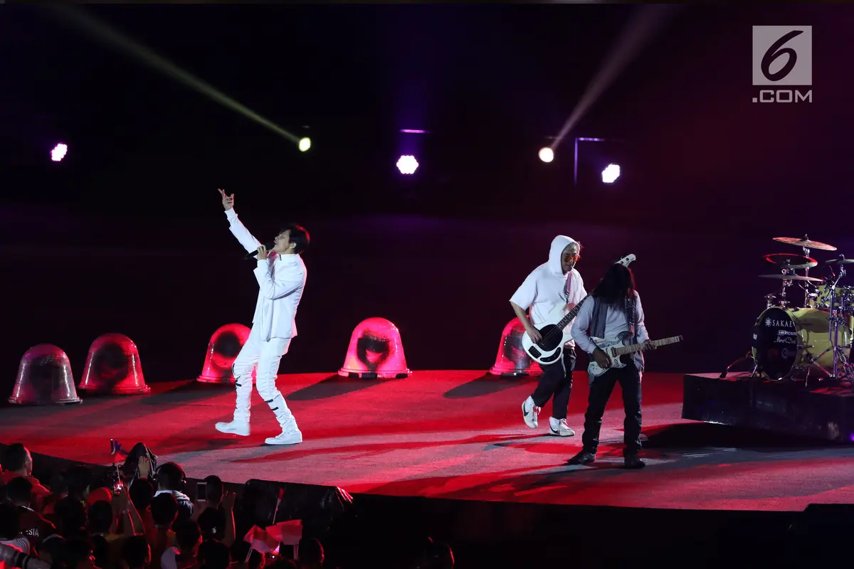 Aksi Enerjik Grup Band GIGI di Penutupan Asian Games 2018
