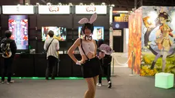 Seorang model mengenakan kostum karakter video game saat gelaran Tokyo Game Show 2018 di Tokyo, Jepang, Jumat (21/9). Salah satu perhelatan gaming terbesar untuk kawasan Asia tersebut diadakan hingga 23 September nanti. (AFP / Martin BUREAU)