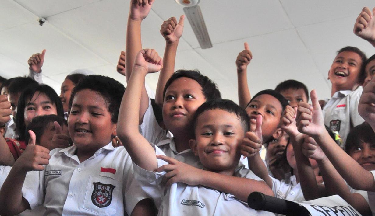 Daffa Farros Oktoviarto mendapat penghargaan dan sepeda gunung dari Wali Kota Semarang Hendrar Prihadi, di SD Kalibanteng 01, Semarang, (20/4).Daffa menjadi perbincangan karena aksi heroiknya menghadang pengendara yang melintas di trotoar. (Foto: Gholib)