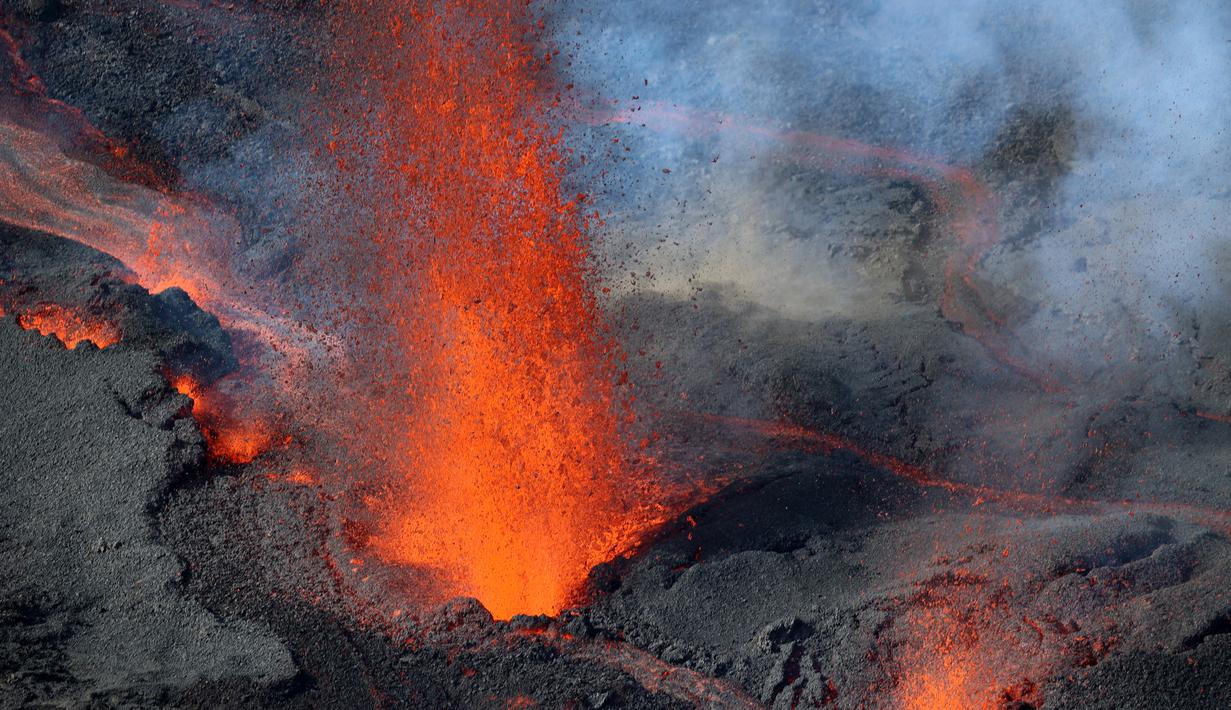 Foto udara pada 22 Desember 2021 menunjukkan gunung berapi Piton de la Fournaise yang meletus di pulau Reunion, Samudra Hindia Prancis. Gunung yang memiliki ketinggian 2632 meter ini meletus untuk kedua kalinya dalam setahun pada 22 Desember pukul 3:30 (12:30 di Paris).  (Richard BOUHET/AFP)