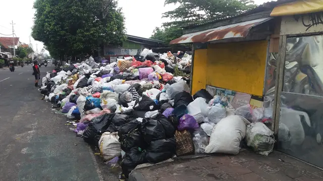6 Potret Jalanan Jogja Penuh dengan Sampah, Bikin Risih Masyarakat