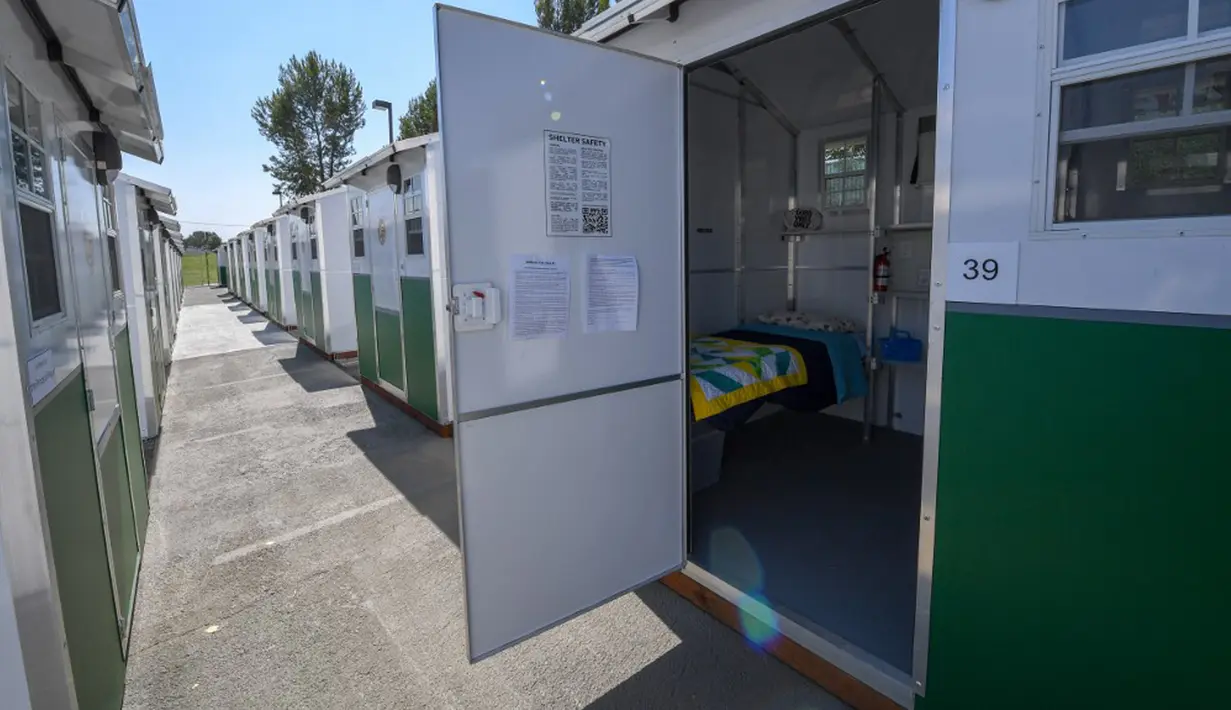 Pemandangan unit-unit rumah di Tarzana Tiny Home Village terlihat di lingkungan Tarzana, Los Angeles, California, Amerika Serikat, 9 Juli 2021. "Rumah-rumah mungil" berlipat ganda di kota dalam upaya untuk menawarkan transisi kepada para tunawisma dari jalanan ke perumahan permanen. (Robyn Beck/AFP)