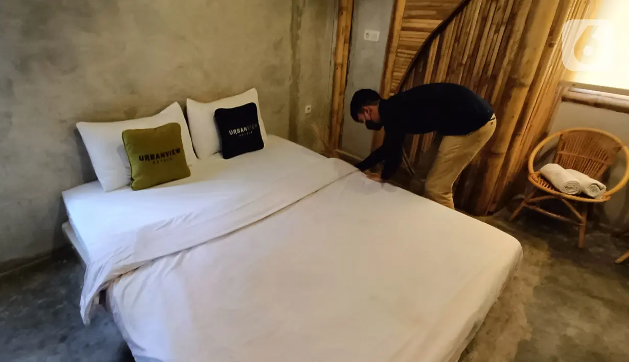 Petugas merapikan kamar di sela-sela konferensi pers peluncuran Urbanview Hotels di Jakarta (29/3/2022). Urbanview Hotels hadir di 25 kota di Indonesia dan juga dilengkapi dengan sertifikasi Hygienepass, hasil inisiasi RedDoorz dengan Ikatan Ahli Kesehatan Masyarakat Indonesia (IAKMI). (Liputan6.com