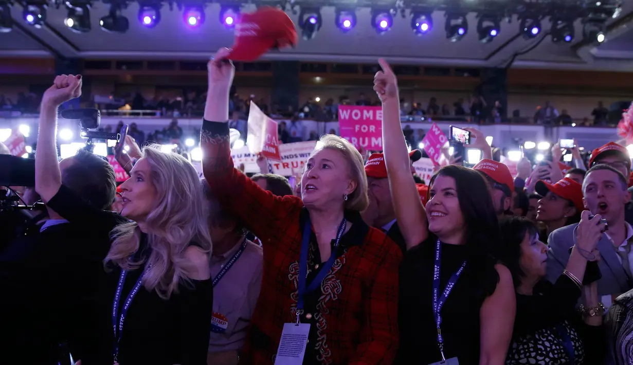 Pendukung bersorak mendengarkan pidato Presiden AS terpilih Donald Trump di New York Hilton Midtown di New York, AS, (9/11). Trump unggul cukup jauh atas pesaingnya,Hillary Clinton. (REUTERS/Carlo Allegri)