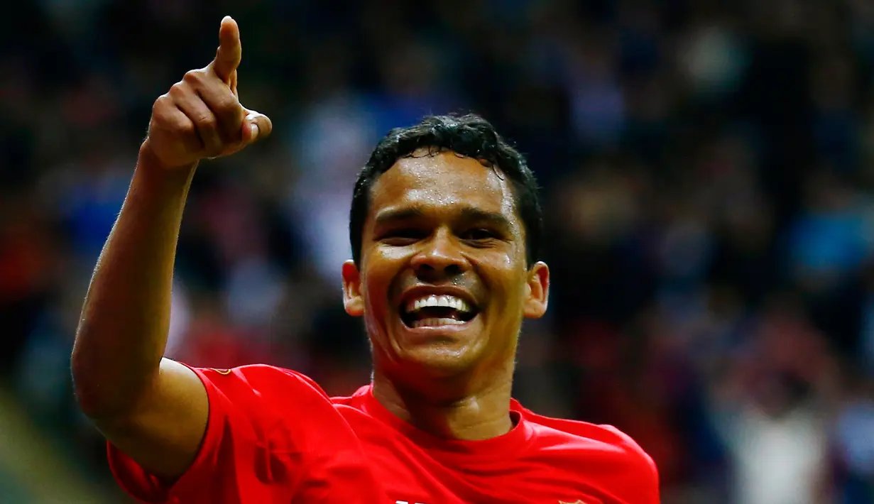 Penyerang Sevilla, Carlos Bacca melakukan selebrasi usai mencetak gol ke gawang Dnipro pada final Europa League Sevilla di Stadion Narodowy, Polandia, Kamis (28/5/2015). Sevilla menang 3-2 atas Dnipro Dnipropetrovsk.  (Reuters/ Kai Pfaffenbach)