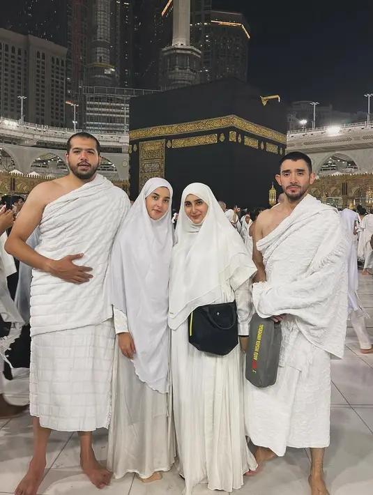 Tasya Farasya sedang menjalani ibadah Umroh bersama keluarga. Dalam beberapa unggahan foto terbaru di akun Instagram pribadinya, menampilkan potret Tasya yang tertutup. [Foto: Instagram/tasyafarasya]