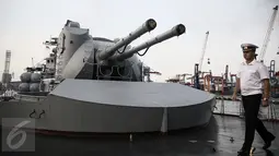 Persenjataan The Destroyer Bystriy atau Kapal perang penghancur Bystriy milik Rusia bersandar di Pelabuhan Tanjung Priok, Jakarta, Senin (28/12/2015). Kunjungan kapal ini dalam lingkup kerjasama militer Indonesia-Rusia. (Liputan6.com/Faizal Fanani)