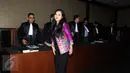 Senyum terdakwa kasus korupsi proyek Kementerian PUPR, Damayanti Wisnu Putranti, usai menjalani sidang perdana di Pengadilan Tipikor, Jakarta, Rabu (8/6). Sidang mengagendakan pembacaan dakwaan oleh Jaksa Penuntut Umum KPK. (Liputan6.com/Helmi Afandi)