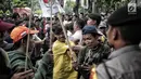 Sejumlah massa menggelar Aksi Bela OSO di depan Gedung KPU, Jakarta, Rabu (16/1). Massa berasal dari Gerakan Mahasiswa dan Pemuda Cinta Demokrasi. (Liputan6.com/Faizal Fanani)