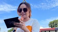 Ratu Pop Indonesia, Rossa, &ldquo;sidak&rdquo; ke Lapangan Banteng Jakarta, Sabtu (19/4/2025), jam 9.00 WIB untuk menyapa fans. Ia nyanyi hingga menanam pohon. (Foto: Dok. Koleksi Pribadi Sylvia Dewi Y.)
