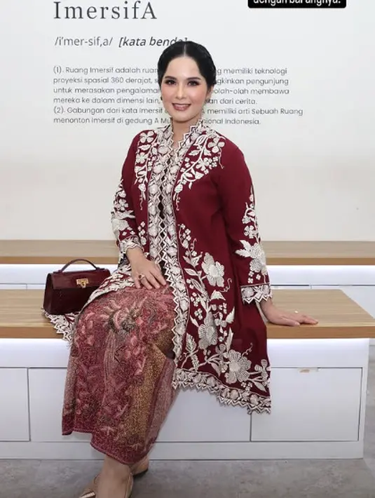 Annisa Pohan tampil anggun kenakan kebaya encim merah marun bermotif putih. Dipadu dengan kain Batik merah pastel dan tas lokal Vone seharga Rp15 jutaan [@annisayudhoyono]