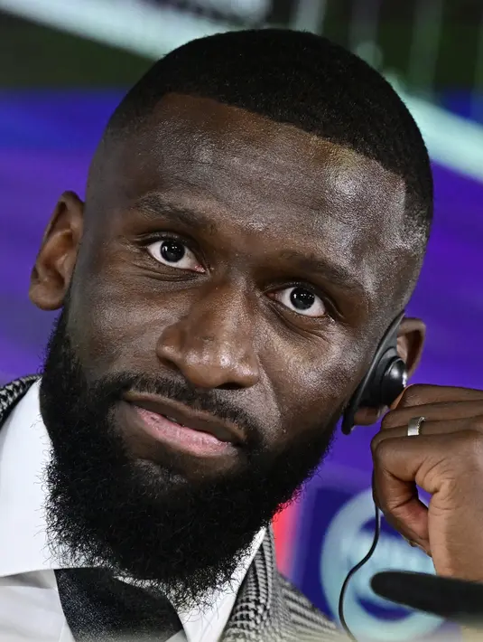 Bek tengah asal Jerman Antonio Rudiger mengadakan konferensi pers selama perkenalan resminya sebagai pemain baru Real Madrid, di Ciudad Real Madrid di Valdebebas, pada 20 Juni 2022. Mendapatkan Ruediger secara gratis terbilang menguntungkan bagi Madrid. Karena usianya baru 29 tahun. (JAVIER SORIANO / AFP)