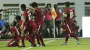 Pemain Indonesia U-19 merayakan gol yang dicetak oleh Saddil Ramdani ke gawang Thailand pada laga persahabatan di Stadion Wibawa Mukti, Cikarang, Minggu (8/10/2017). Indonesia menang 3-0 atas Thailand. (Bola.com/M Iqbal Ichsan)