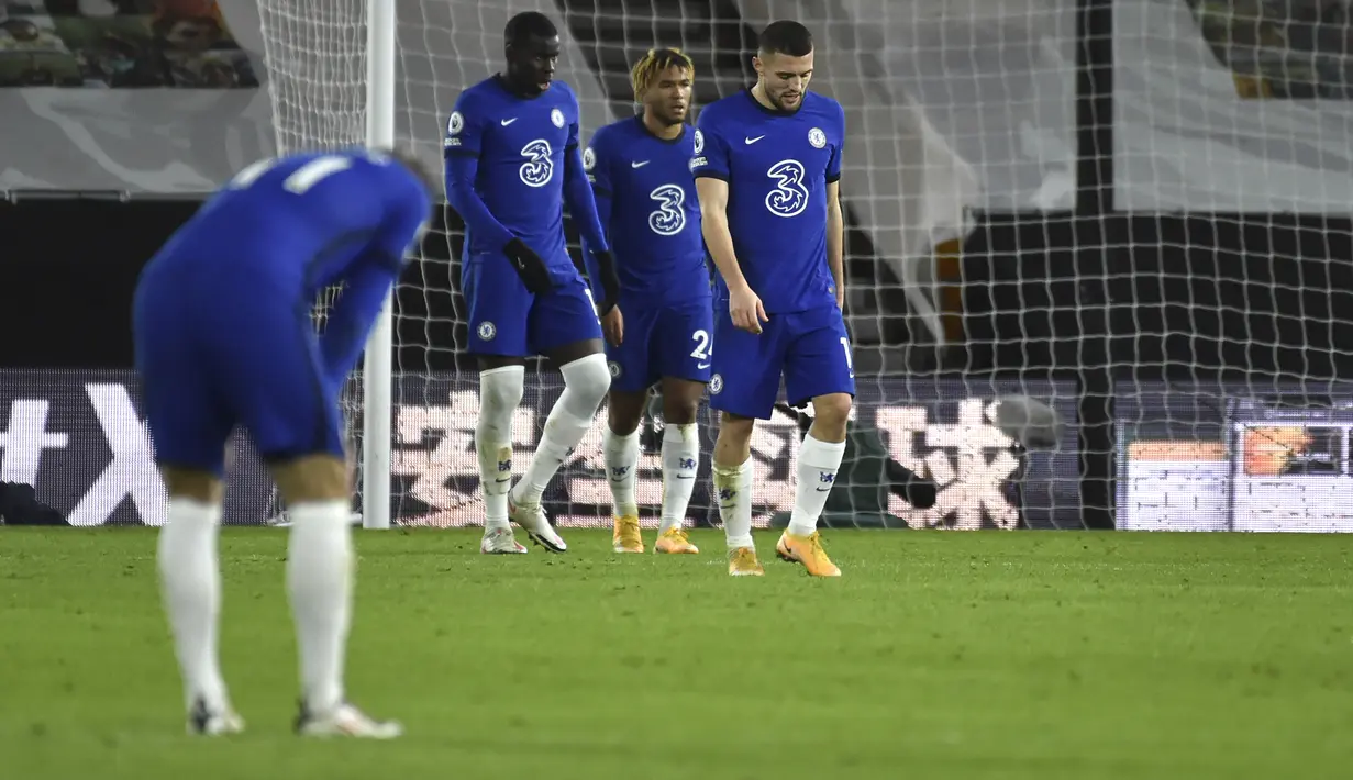 Para pemain Chelsea tertunduk lesu usai pemain Wolverhampton Wanderers, Pedro Neto  mencetak gol pada pertandingan lanjutan Liga Inggris di Stadion Molineux di Wolverhampton, Inggris, Rabu (16/12/2020). Kekalahan ini membuat Chelsea berada di urutan ke 5 Klasemen. (AP Photo/Rui Vieira, Pool)