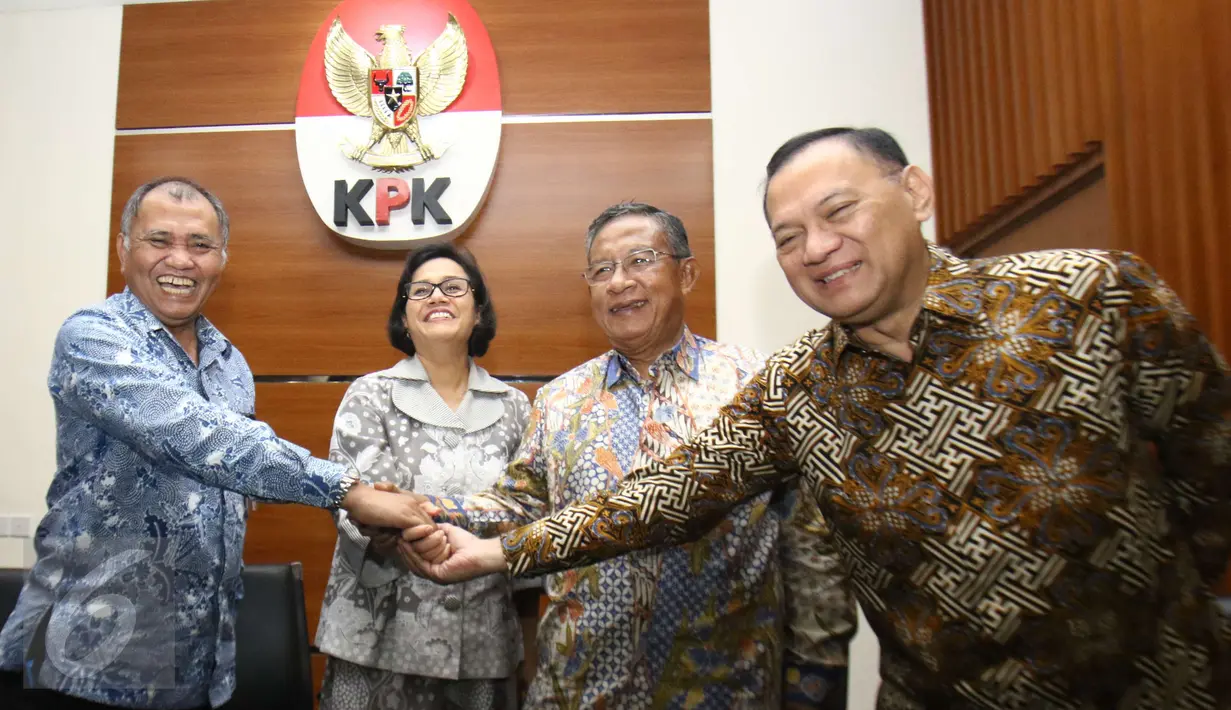 Ki-ka: Ketua KPK Agus Rahardjo, Menkeu Sri Mulyani, Menko Perekonomian Darmin Nasution dan Gubernur BI Agus Martowardojo usai penyerahan calon Dewan Komisioner OJK Periode 2017-2022 di Gedung KPK, Jakarta, Kamis (9/2). (Liputan6.com/Helmi Afandi)