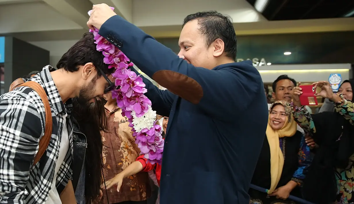 Suara teriakan yang begitu ramai semakin terdengar ketika dua bintang ini muncul di pintu bandara. Kesuksesan serial Ranveer dan Ishani yang tayang di SCTV dan Indoesiar terbukti dengan ramainya kedatangannya di Jakarta. (Bambang E. Ros/Bintang.com)