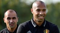 Mantan penyerang Barcelona, Thierry Henry bersama pelatih utama Roberto Martinez saat sesi latihan di Neerpede, Belgia (29/8). Legenda Arsenal ini akan menjadi asisten dari pelatih kepala Roberto Martinez. (REUTERS/Eric Vidal)