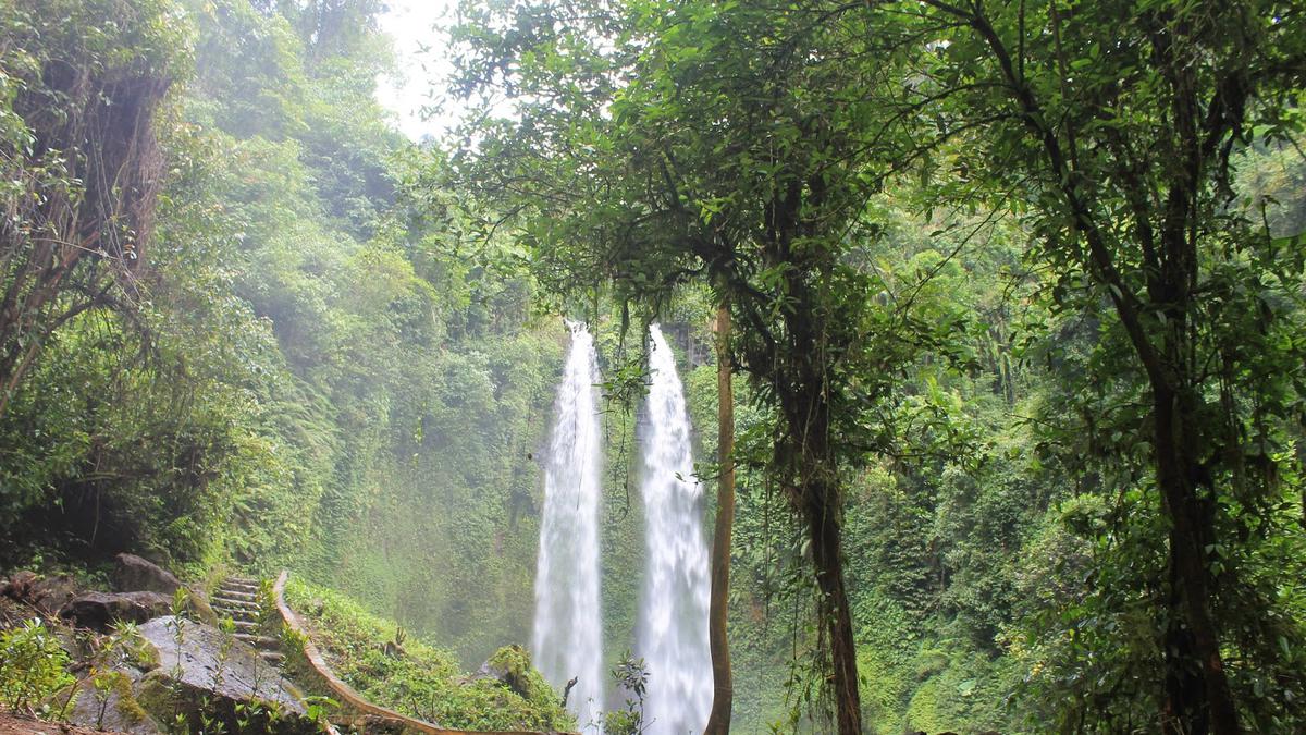 Pesona Alam Tersembunyi Di Air Terjun Tiu Kelep