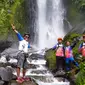 Gelontoran dua gelombang besar curug atau air terjun Cisarua, Cilawu, Garut, Jawa Barat mampu menyejukan siapapun pengunjung yang datang. (Liputan6.com/Jayadi Supriadin)