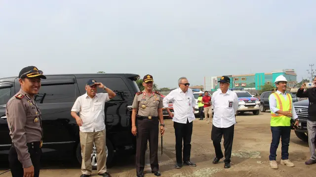 Menteri Pekerjaan Umum dan Perumahan Rakyat (PUPR), Basuki Hadimuljono dan Kapolda Jateng Irjen Condro Kirono meninjau Tol Brebes-Pemalang. (Foto: Liputan6.com/Polres Pemalang/Muhamad Ridlo)