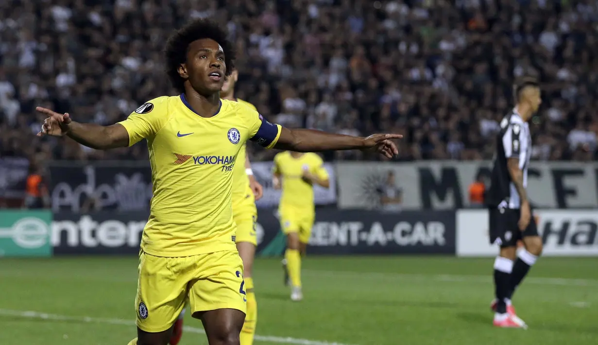 Gelandang Chelsea, Willian, melakukan selebrasi usai membobol gawang PAOK pada laga Liga Europa di Stadion Toumbas, Thessaloniki, Kamis (20/9/2018). PAOK takluk 0-1 dari Chelsea. (AP/Thanassis Stavrakis)