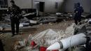 Pasukan khusus Irak berjaga dekat rudal yang ditemukan di sebuah gudang senjata milik ISIS di sisi timur Mosul, Sabtu (28/1). Gudang itu berisi puluhan roket peninggalan mantan diktator Irak Saddam Hussein dan gas mustard. (AP Photo/Khalid Mohammed)