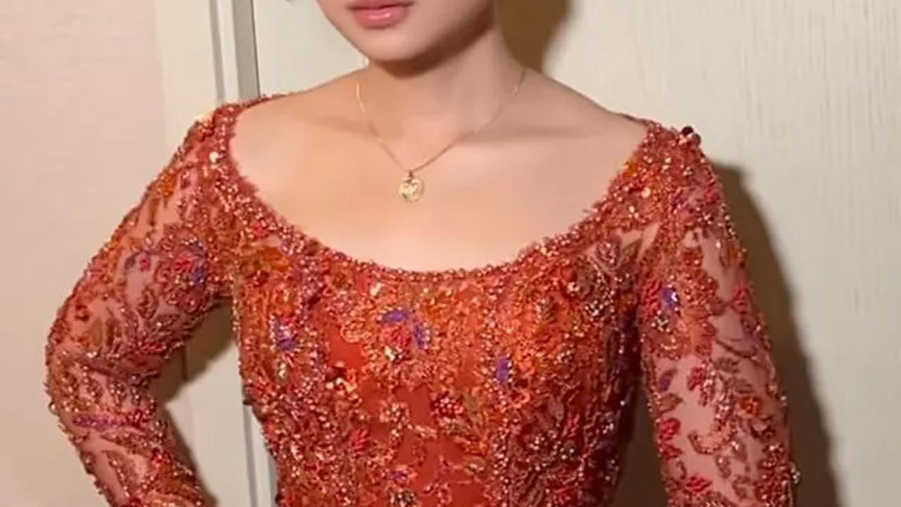 Potret Tissa Biani Tampil Anggun dalam Balutan Kebaya Merah di Anugerah Kartini Musik &amp; Film Indonesia 2025