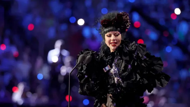 Lady Gaga Bawa Gaya Serba Hitam Wednesday Saat Terima Penghargaan MTV VMAs 2025