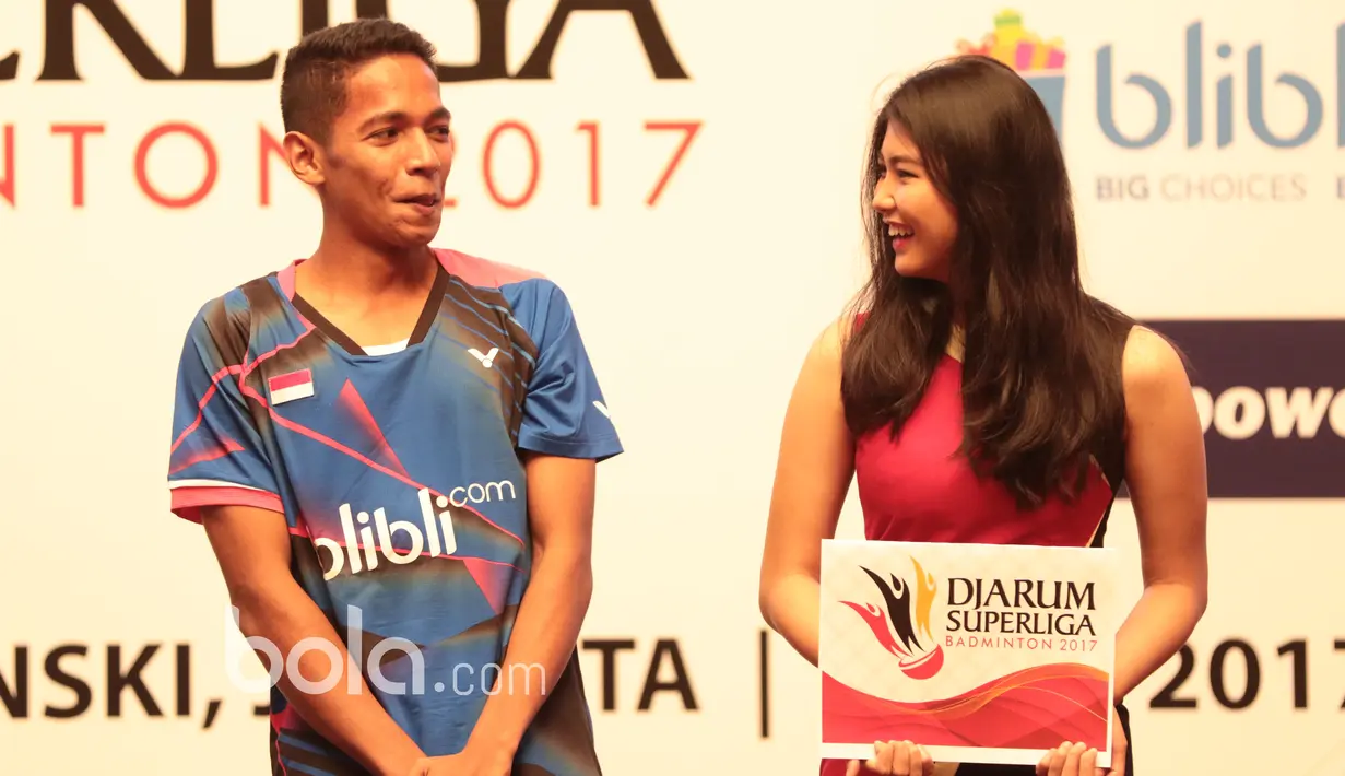 Pebulutangkis dari klub Exist Jakarta, Chico Aura Wardoyo (kiri) adalah salah satu pemain muda yang akan tampil pada ajang Djarum Superliga Badminton 2017.  (Bola.com/Nicklas Hanoatubun)