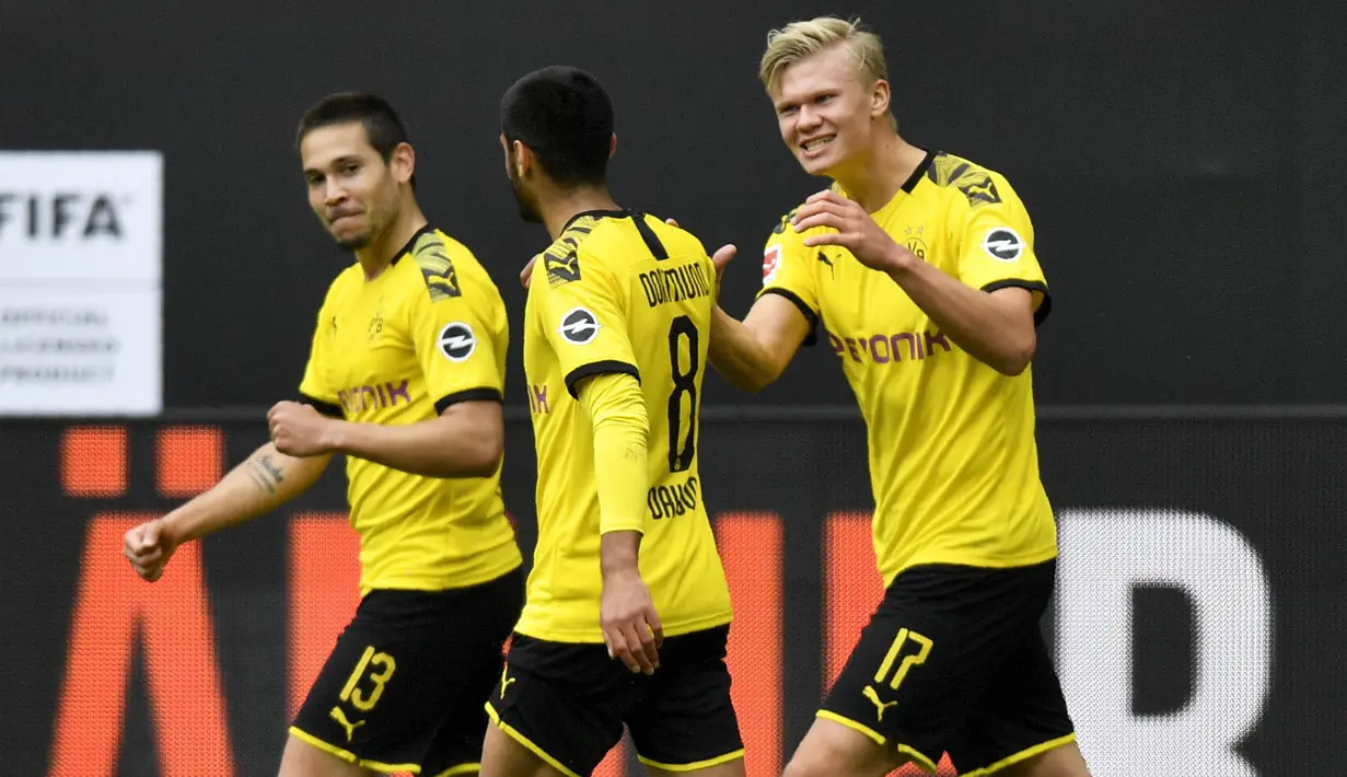 Para pemain Borussia Dortmund merayakan gol yang dicetak oleh Raphael Guerreiro ke gawang Schalke 04 pada laga Bundesliga di Stadion Signal Iduna Park, Sabtu (16/5/2020). Dortmund menang 4-0 atas Schalke 04. (AP/Martin Meissner)