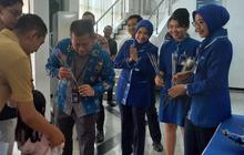 BRI Kudus Bagi-bagi Bunga dan Cokelat di Hari Pelanggan Nasional 2025