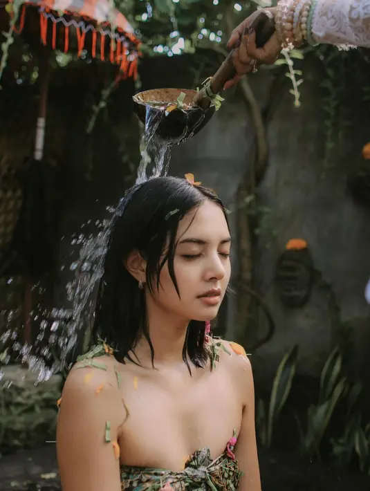 Artis kelahiran Brussel, Belgia 29 tahun itu juga menegaskan tidak sedang menjalani siraman. Ia juga menegaskan tidak pindah keyakinan. [Instagram/aurelie]