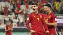 Penyerang Spanyol, Alvaro Morata berselebrasi dengan rekan setimnya setelah mencetak gol ke gawang Kosta Rika pada pertandingan grup E Piala Dunia 2022 Qatar di Stadion Al Thumama di Doha, Qatar, Rabu (23/11/2022). Spanyol menang atas Kosta Rika dengan skor 7-0. (AP Photo/Pavel Golovkin)