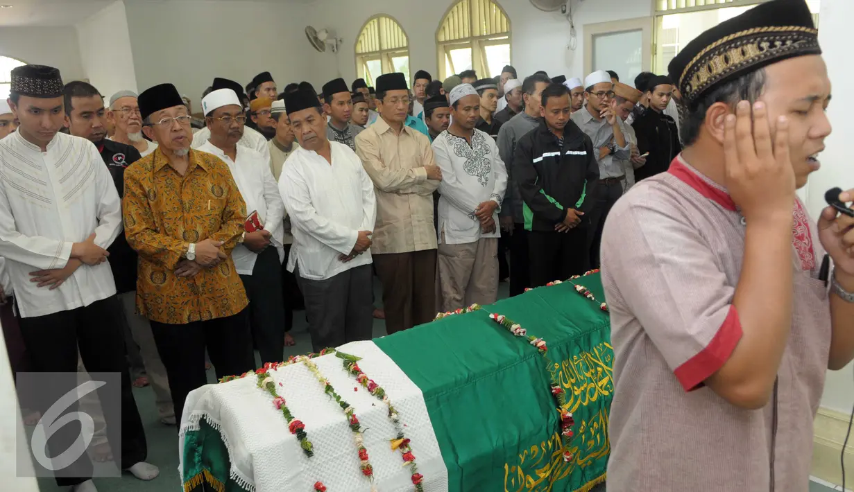 Warga bergiliran mengikuti salat jenazah Almarhum Ali Mustafa Yaqub (AMY) di Masjid Muniroh Salaman,Tangsel, Banten, Rabu (28/4). AMY merupakan mantan Imam Besar Masjid Istiqlal yang meninggal pada usia 64 tahun karena sakit. (Liputan6.com/Helmi Afandi) 