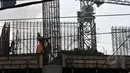 Pekerja membangun rangka saat mengerjakan proyek pembangunan gedung, Jakarta, Senin (30/3/2015). Tahun 2015, BPJS Ketenagakerjaan menargetkan mampu mendapatkan 22,3 juta peserta BPJS jumlah ini naik dari tahun 2014. (Liputan6.com/Johan Tallo)