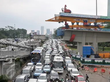  Sejumlah kendaraan melintas di samping pembangunan Simpang Susun Semanggi, Jakarta, Kamis (23/2). Proyek pembangunan Simpang Susun Semanggi ditargetkan rampung pada Agustus 2017 mendatang. (Liputan6.com/Yoppy Renato)