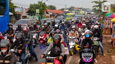 Ribuan kendara terjebak kacetan di Simpang Jomin, Jawa Barat, Rabu (19/4/2023). (Liputan6.com/Angga Yuniar)