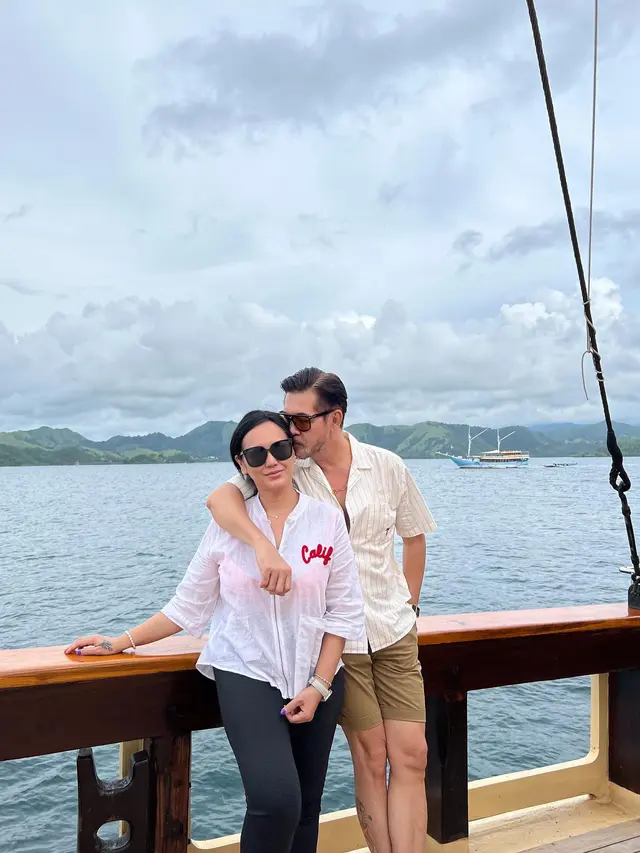 26 Tahun Menikah, Ini 7 Potret Mesra Ferry Salim dan Istri Saat Liburan